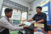 BRI memberikan apresiasi kepada Pegadaian yang telah mendapat izin menjalankan kegiatan usaha bulion dari OJK melalui surat Persetujuan Penyelenggaraan Kegiatan Usaha Bulion PT Pegadaian. (Dok. BRI)