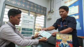 BRI memberikan apresiasi kepada Pegadaian yang telah mendapat izin menjalankan kegiatan usaha bulion dari OJK melalui surat Persetujuan Penyelenggaraan Kegiatan Usaha Bulion PT Pegadaian. (Dok. BRI)