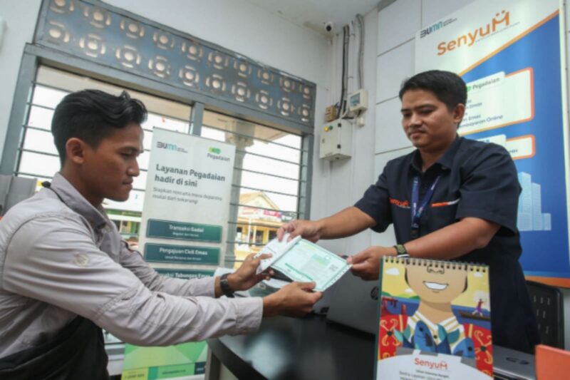 BRI memberikan apresiasi kepada Pegadaian yang telah mendapat izin menjalankan kegiatan usaha bulion dari OJK melalui surat Persetujuan Penyelenggaraan Kegiatan Usaha Bulion PT Pegadaian. (Dok. BRI)