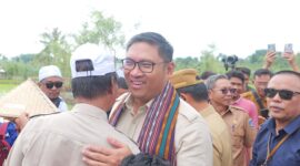 Wakil Menteri Pertanian (Wamentan) RI, Sudaryono melakukan tanam raya padi varietas unggul Gadjah Mada Gogo Rancah (Gamagora) 7 bersama Himpunan Kerukunan Tani Indonesia (HKTI). (Dok. Kementerian Pertanian)

