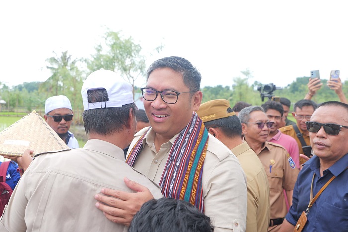 Wakil Menteri Pertanian (Wamentan) RI, Sudaryono melakukan tanam raya padi varietas unggul Gadjah Mada Gogo Rancah (Gamagora) 7 bersama Himpunan Kerukunan Tani Indonesia (HKTI). (Dok. Kementerian Pertanian)

