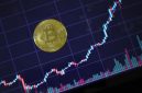 Gambar ini menampilkan seorang investor yang sedang menganalisis grafik pertumbuhan aset digital di layar komputer, merefleksikan dinamika dan peluang di pasar kripto yang terus berkembang pesat.