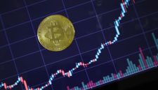 Gambar ini menampilkan seorang investor yang sedang menganalisis grafik pertumbuhan aset digital di layar komputer, merefleksikan dinamika dan peluang di pasar kripto yang terus berkembang pesat.