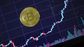Gambar ini menampilkan seorang investor yang sedang menganalisis grafik pertumbuhan aset digital di layar komputer, merefleksikan dinamika dan peluang di pasar kripto yang terus berkembang pesat.