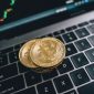 Grafik yang menunjukkan pertumbuhan aset kripto sebagai representasi potensi investasi jangka panjang di tengah dinamika pasar digital yang terus berkembang. Ilustrasi ini menggambarkan peluang keuntungan yang bisa diraih dengan strategi investasi yang tepat.