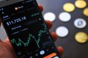 Grafik harga aset kripto yang berfluktuasi tajam, menggambarkan volatilitas tinggi pasar digital yang bisa membawa keuntungan besar sekaligus kerugian mendalam. Seorang investor terlihat cemas memantau layar laptopnya, merefleksikan tekanan psikologis yang kerap dialami dalam dunia investasi kripto yang tidak terduga.