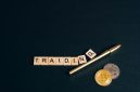 Ilustrasi tangan memegang koin Bitcoin digital, menunjukkan konsep investasi yang perlu diiringi pemahaman dan kehati-hatian, terutama bagi investor pemula di pasar kripto yang dinamis.