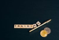 Ilustrasi tangan memegang koin Bitcoin digital, menunjukkan konsep investasi yang perlu diiringi pemahaman dan kehati-hatian, terutama bagi investor pemula di pasar kripto yang dinamis.