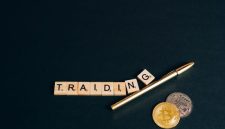 Ilustrasi tangan memegang koin Bitcoin digital, menunjukkan konsep investasi yang perlu diiringi pemahaman dan kehati-hatian, terutama bagi investor pemula di pasar kripto yang dinamis.