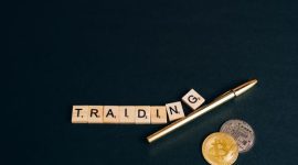 Ilustrasi tangan memegang koin Bitcoin digital, menunjukkan konsep investasi yang perlu diiringi pemahaman dan kehati-hatian, terutama bagi investor pemula di pasar kripto yang dinamis.