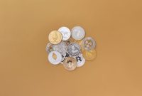 Ilustrasi dompet kripto yang dikelilingi perisai digital, menggambarkan pentingnya perlindungan kuat untuk aset digital dari berbagai ancaman siber. Gambar ini menekankan konsep keamanan berlapis dalam menjaga investasi kripto tetap aman.