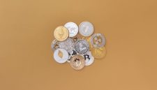 Ilustrasi dompet kripto yang dikelilingi perisai digital, menggambarkan pentingnya perlindungan kuat untuk aset digital dari berbagai ancaman siber. Gambar ini menekankan konsep keamanan berlapis dalam menjaga investasi kripto tetap aman.