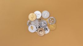 Ilustrasi dompet kripto yang dikelilingi perisai digital, menggambarkan pentingnya perlindungan kuat untuk aset digital dari berbagai ancaman siber. Gambar ini menekankan konsep keamanan berlapis dalam menjaga investasi kripto tetap aman.