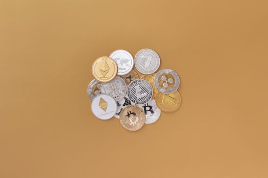 Ilustrasi dompet kripto yang dikelilingi perisai digital, menggambarkan pentingnya perlindungan kuat untuk aset digital dari berbagai ancaman siber. Gambar ini menekankan konsep keamanan berlapis dalam menjaga investasi kripto tetap aman.