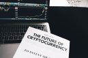 Ilustrasi seorang individu sedang mempelajari grafik harga Bitcoin di layar laptop, dengan dompet digital dan koin Bitcoin fisik sebagai simbol investasi aset digital. Gambar ini merepresentasikan proses riset dan analisis yang perlu dilakukan investor pemula sebelum terjun ke dunia kripto.