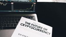 Ilustrasi seorang individu sedang mempelajari grafik harga Bitcoin di layar laptop, dengan dompet digital dan koin Bitcoin fisik sebagai simbol investasi aset digital. Gambar ini merepresentasikan proses riset dan analisis yang perlu dilakukan investor pemula sebelum terjun ke dunia kripto.