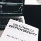 Ilustrasi seorang individu sedang mempelajari grafik harga Bitcoin di layar laptop, dengan dompet digital dan koin Bitcoin fisik sebagai simbol investasi aset digital. Gambar ini merepresentasikan proses riset dan analisis yang perlu dilakukan investor pemula sebelum terjun ke dunia kripto.