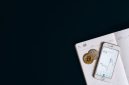 Grafik pergerakan harga aset kripto yang menunjukkan tren naik di tengah lanskap digital yang dinamis, mencerminkan optimisme investor terhadap masa depan keuangan terdesentralisasi. Komputer dan simbol mata uang digital tampak berpadu, melambangkan integrasi teknologi blockchain dalam ekonomi global modern.