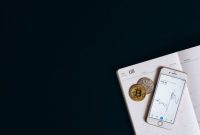 Grafik pergerakan harga aset kripto yang menunjukkan tren naik di tengah lanskap digital yang dinamis, mencerminkan optimisme investor terhadap masa depan keuangan terdesentralisasi. Komputer dan simbol mata uang digital tampak berpadu, melambangkan integrasi teknologi blockchain dalam ekonomi global modern.