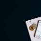 Grafik pergerakan harga aset kripto yang menunjukkan tren naik di tengah lanskap digital yang dinamis, mencerminkan optimisme investor terhadap masa depan keuangan terdesentralisasi. Komputer dan simbol mata uang digital tampak berpadu, melambangkan integrasi teknologi blockchain dalam ekonomi global modern.