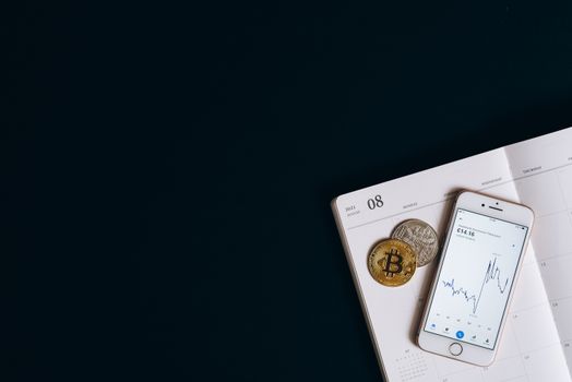Grafik pergerakan harga aset kripto yang menunjukkan tren naik di tengah lanskap digital yang dinamis, mencerminkan optimisme investor terhadap masa depan keuangan terdesentralisasi. Komputer dan simbol mata uang digital tampak berpadu, melambangkan integrasi teknologi blockchain dalam ekonomi global modern.