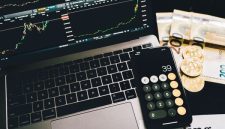 Ilustrasi seseorang tengah memegang koin Bitcoin virtual di depan grafik investasi yang menunjukkan fluktuasi harga. Ini menggambarkan pentingnya pemahaman pasar dan strategi matang dalam berinvestasi aset digital.