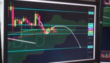 Grafik pergerakan harga aset kripto yang kompleks, mencerminkan dinamika pasar digital yang membutuhkan analisis cermat untuk pengambilan keputusan investasi. Data pada grafik ini menunjukkan volatilitas dan tren yang menjadi fokus para investor dan analis pasar.