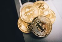 Ilustrasi visual yang merepresentasikan berbagai jenis aset digital seperti koin kripto dan NFT, dikelilingi oleh grafis data serta simbol jaringan blockchain yang saling terhubung. Gambar ini mencerminkan kompleksitas dan potensi besar dari dunia aset digital yang terus berkembang pesat.