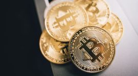 Ilustrasi visual yang merepresentasikan berbagai jenis aset digital seperti koin kripto dan NFT, dikelilingi oleh grafis data serta simbol jaringan blockchain yang saling terhubung. Gambar ini mencerminkan kompleksitas dan potensi besar dari dunia aset digital yang terus berkembang pesat.