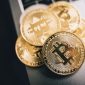 Ilustrasi visual yang merepresentasikan berbagai jenis aset digital seperti koin kripto dan NFT, dikelilingi oleh grafis data serta simbol jaringan blockchain yang saling terhubung. Gambar ini mencerminkan kompleksitas dan potensi besar dari dunia aset digital yang terus berkembang pesat.