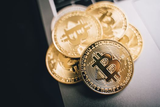 Ilustrasi visual yang merepresentasikan berbagai jenis aset digital seperti koin kripto dan NFT, dikelilingi oleh grafis data serta simbol jaringan blockchain yang saling terhubung. Gambar ini mencerminkan kompleksitas dan potensi besar dari dunia aset digital yang terus berkembang pesat.