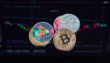 Ilustrasi visual yang menampilkan berbagai aset digital seperti koin kripto, karya seni NFT, dan elemen metaverse yang melambangkan pertumbuhan ekosistem investasi digital yang semakin kompleks dan menjanjikan.