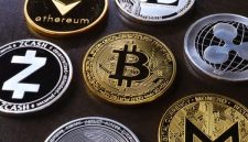 Ilustrasi dompet digital yang dilindungi gembok dan kunci, merepresentasikan keamanan yang kuat terhadap aset kripto. Gambar ini menyoroti pentingnya menjaga kunci privat dan menerapkan langkah-langkah keamanan siber dalam dunia aset digital.