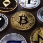 Ilustrasi dompet digital yang dilindungi gembok dan kunci, merepresentasikan keamanan yang kuat terhadap aset kripto. Gambar ini menyoroti pentingnya menjaga kunci privat dan menerapkan langkah-langkah keamanan siber dalam dunia aset digital.