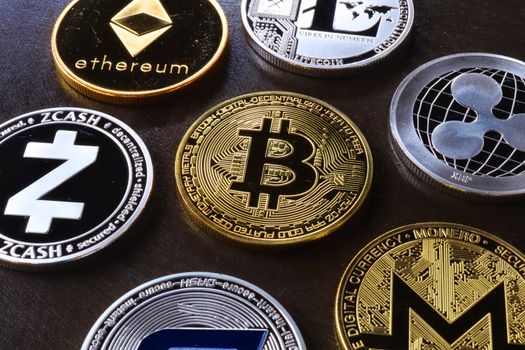 Ilustrasi dompet digital yang dilindungi gembok dan kunci, merepresentasikan keamanan yang kuat terhadap aset kripto. Gambar ini menyoroti pentingnya menjaga kunci privat dan menerapkan langkah-langkah keamanan siber dalam dunia aset digital.