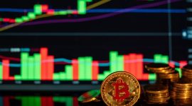 Seorang trader sedang menganalisis grafik pergerakan harga mata uang kripto di layar komputernya, menunjukkan fokus pada data dan indikator teknikal. Aktivitas ini mencerminkan upaya untuk membuat keputusan trading yang terinformasi di pasar aset digital.