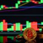 Seorang trader sedang menganalisis grafik pergerakan harga mata uang kripto di layar komputernya, menunjukkan fokus pada data dan indikator teknikal. Aktivitas ini mencerminkan upaya untuk membuat keputusan trading yang terinformasi di pasar aset digital.