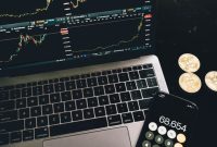 Seorang investor tengah menganalisis pergerakan grafik pasar kripto di laptopnya, mencoba memahami pola dan membuat keputusan investasi yang tepat di tengah fluktuasi harga. Suasana serius ini mencerminkan tantangan dan kompleksitas dalam berinvestasi di aset digital.