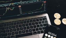 Seorang investor tengah menganalisis pergerakan grafik pasar kripto di laptopnya, mencoba memahami pola dan membuat keputusan investasi yang tepat di tengah fluktuasi harga. Suasana serius ini mencerminkan tantangan dan kompleksitas dalam berinvestasi di aset digital.