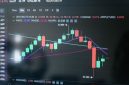 Grafik pergerakan harga aset digital dengan pola lilin yang menunjukkan volatilitas pasar, menjadi alat vital bagi para trader untuk menganalisis dan memprediksi tren guna mengambil keputusan investasi. Visualisasi ini merepresentasikan kompleksitas dinamika pasar kripto yang membutuhkan strategi cermat.