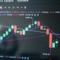 Grafik pergerakan harga aset digital dengan pola lilin yang menunjukkan volatilitas pasar, menjadi alat vital bagi para trader untuk menganalisis dan memprediksi tren guna mengambil keputusan investasi. Visualisasi ini merepresentasikan kompleksitas dinamika pasar kripto yang membutuhkan strategi cermat.
