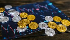 Ilustrasi berbagai koin kripto yang saling terhubung dengan grafik analisis, menunjukkan kompleksitas dan potensi pasar aset digital. Gambar ini merefleksikan pentingnya strategi trading yang komprehensif untuk navigasi di dunia kripto.