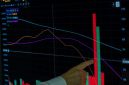 Grafik harga mata uang kripto yang berfluktuasi tajam di layar ponsel menggambarkan tingginya risiko dan ketidakpastian dalam investasi aset digital. Investor perlu memahami dinamika pasar ini agar tidak terjebak dalam kerugian finansial yang besar.