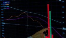 Grafik harga mata uang kripto yang berfluktuasi tajam di layar ponsel menggambarkan tingginya risiko dan ketidakpastian dalam investasi aset digital. Investor perlu memahami dinamika pasar ini agar tidak terjebak dalam kerugian finansial yang besar.