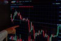 Seorang investor memantau grafik pergerakan harga aset kripto di layar, menggambarkan dinamika pasar digital yang menawarkan potensi keuntungan sekaligus tantangan. Gambar ini merefleksikan pentingnya analisis data dalam pengambilan keputusan investasi di dunia kripto yang terus berkembang pesat.