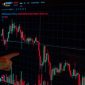 Seorang investor memantau grafik pergerakan harga aset kripto di layar, menggambarkan dinamika pasar digital yang menawarkan potensi keuntungan sekaligus tantangan. Gambar ini merefleksikan pentingnya analisis data dalam pengambilan keputusan investasi di dunia kripto yang terus berkembang pesat.