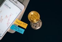 Ilustrasi grafik kenaikan dan penurunan harga Bitcoin yang menunjukkan volatilitas pasar, menjadi pengingat penting bagi investor pemula untuk selalu berinvestasi dengan perencanaan matang dan strategi yang tepat. Sebuah tangan sedang memegang ponsel pintar yang menampilkan aplikasi jual beli aset kripto, menggambarkan kemudahan akses investasi Bitcoin di era digital saat ini.