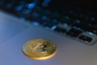 Grafik menunjukkan fluktuasi harga aset kripto yang tajam, menggambarkan volatilitas tinggi yang menjadi salah satu risiko utama investasi aset digital. Investor harus siap menghadapi pergerakan pasar yang cepat dan seringkali tak terduga.