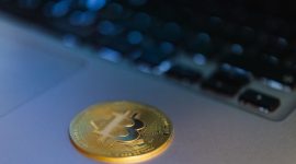 Grafik menunjukkan fluktuasi harga aset kripto yang tajam, menggambarkan volatilitas tinggi yang menjadi salah satu risiko utama investasi aset digital. Investor harus siap menghadapi pergerakan pasar yang cepat dan seringkali tak terduga.