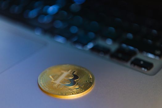 Grafik menunjukkan fluktuasi harga aset kripto yang tajam, menggambarkan volatilitas tinggi yang menjadi salah satu risiko utama investasi aset digital. Investor harus siap menghadapi pergerakan pasar yang cepat dan seringkali tak terduga.